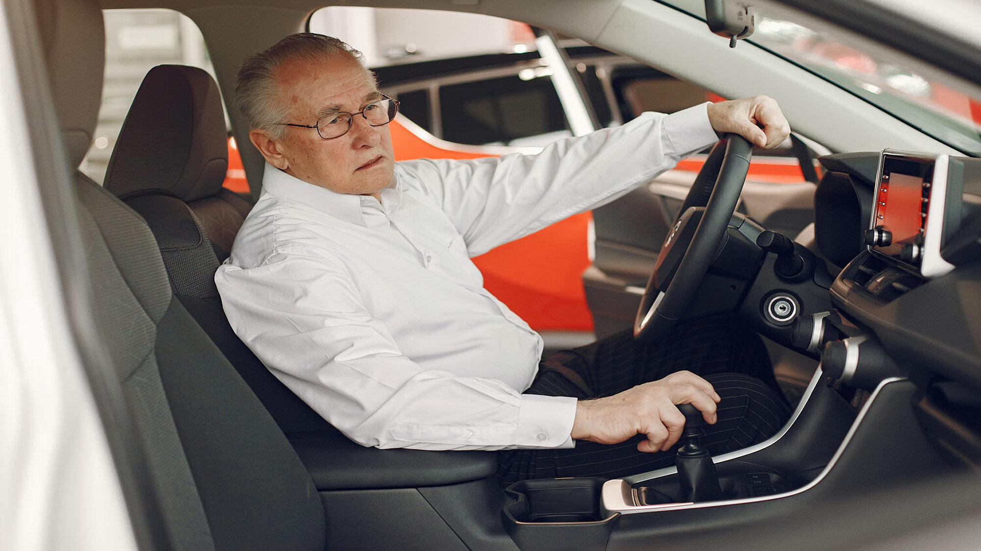 älterer Mann am Steuer