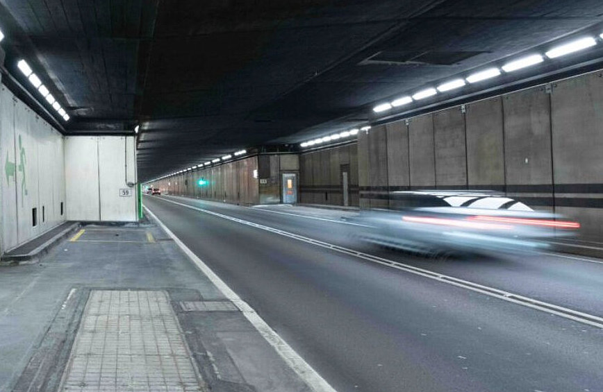 Der ausreichende Abstand, um rechtzeitig bremsen zu können, ist besonders im Tunnel wichtig. Bild: Astra