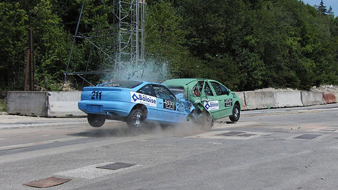 Crahstest im Dynamic Test Center DTC in Vauffelin BE