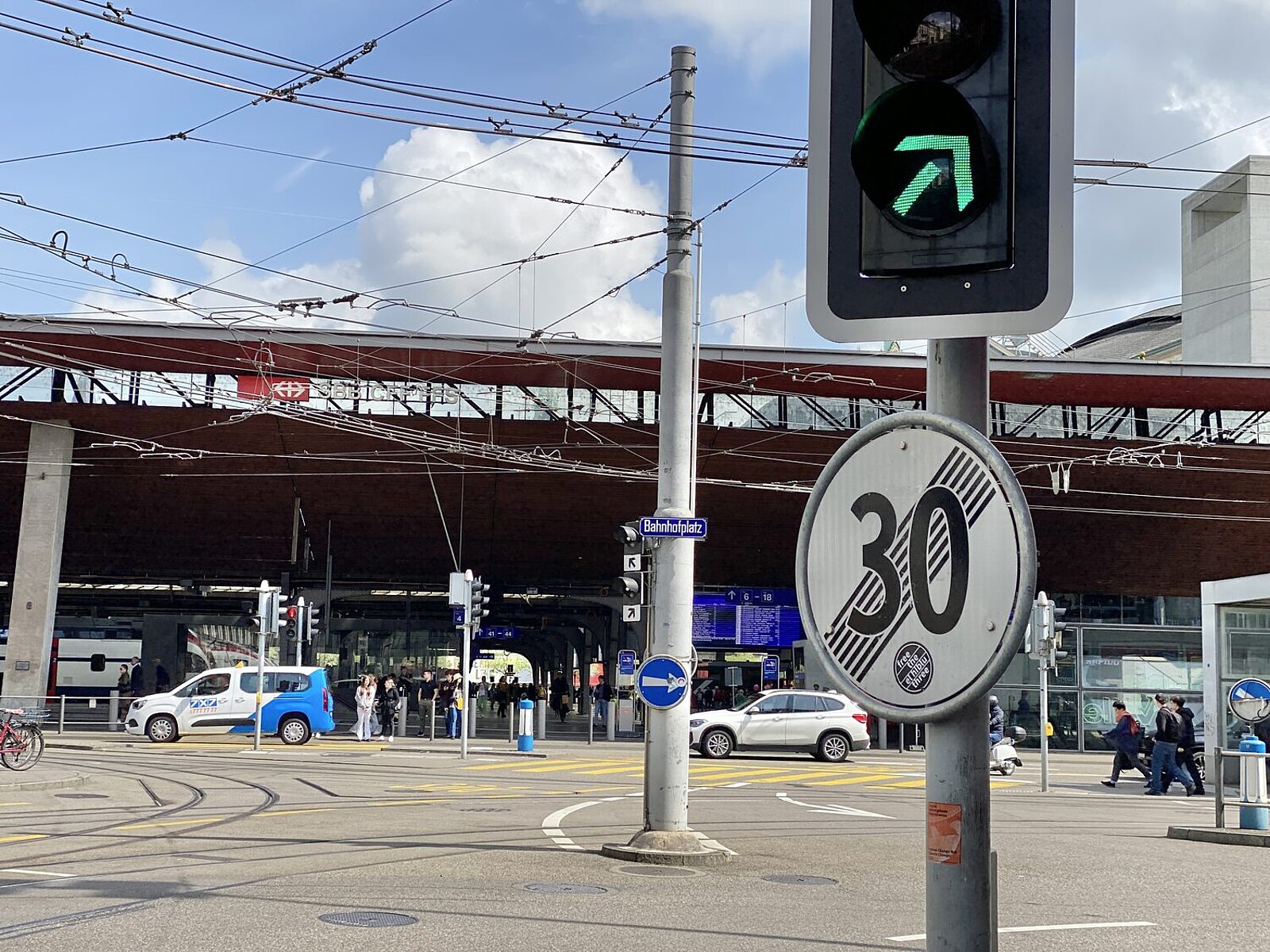 Jahrzehntelang galt in der Schweiz innerorts generell Tempo 50. In Stadt- und Dorfzentren wird derzeit vermehrt die Maximalgeschwindigkeit von 30 Stundenkilometern eingeführt. Bald auch grossflächig auf Hauptverkehrsachsen? Bild: STREETLIFE