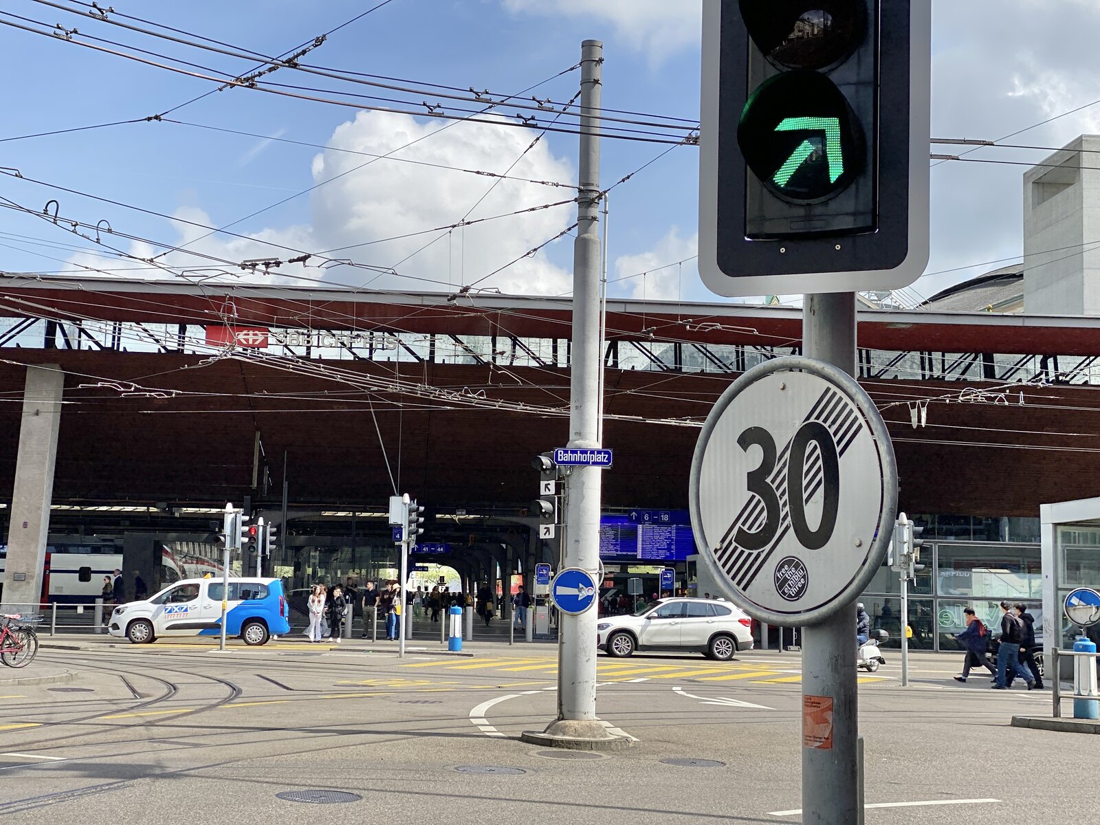 Jahrzehntelang galt in der Schweiz innerorts generell Tempo 50. In Stadt- und Dorfzentren wird derzeit vermehrt die Maximalgeschwindigkeit von 30 Stundenkilometern eingeführt. Bald auch grossflächig auf Hauptverkehrsachsen? Bild: STREETLIFE
