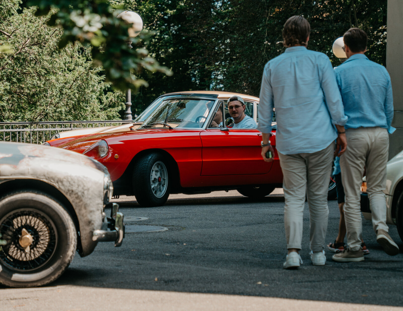 Besucher am Classic Cars & Coffee im Belvoirpark Zürich