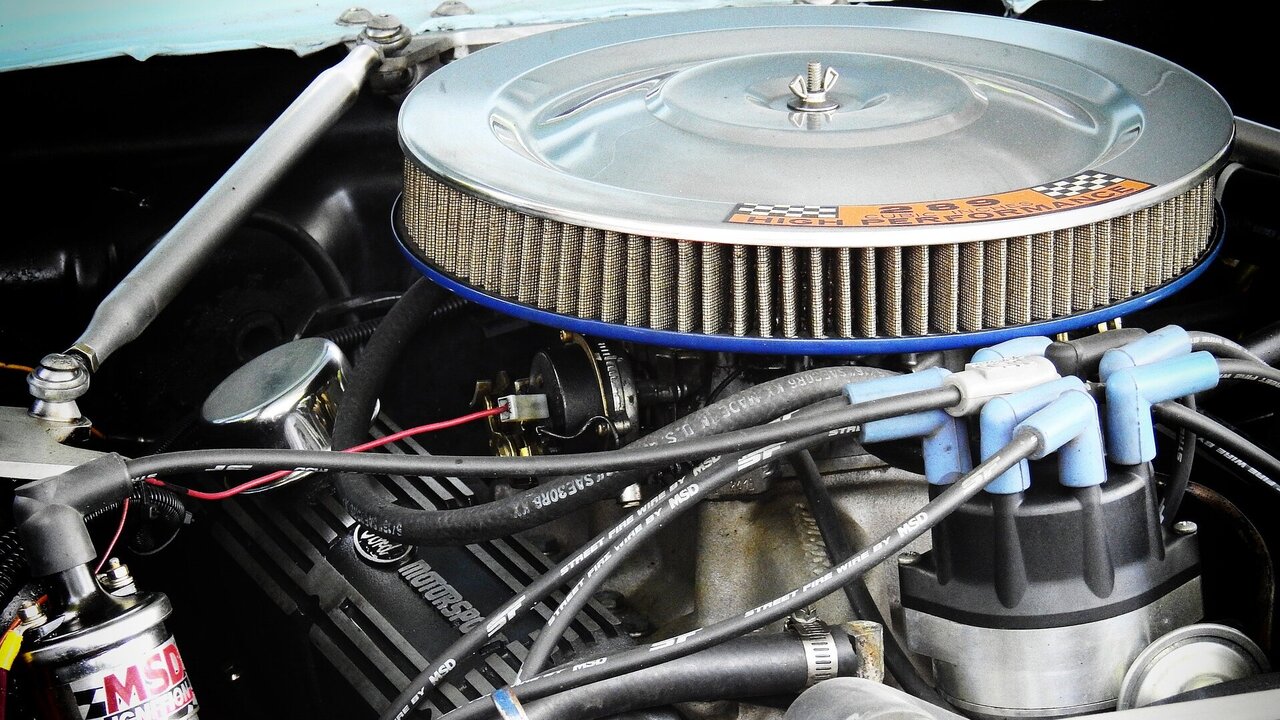 Der Luftfilter in einem Auto müsse regelmässig gewechselt werden, raten Experten, wenn man Benzin sparen will. Bild: Bruno, Pixabay