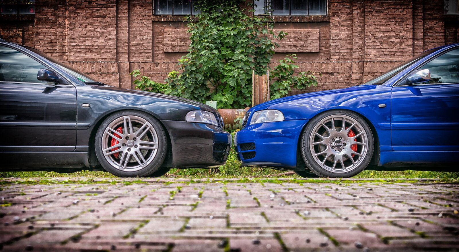 Zwei Autos schauen gegeneinander