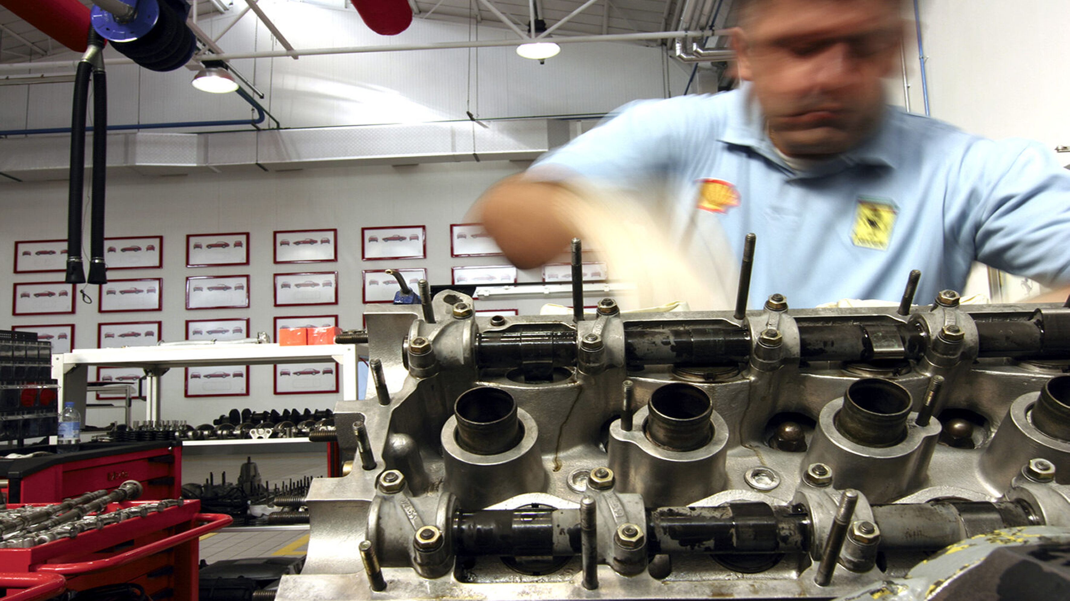 Ein Mechaniker arbeitet an einem Ferrari-Motor