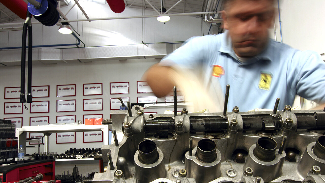 Ein Mechaniker arbeitet an einem Ferrari-Motor