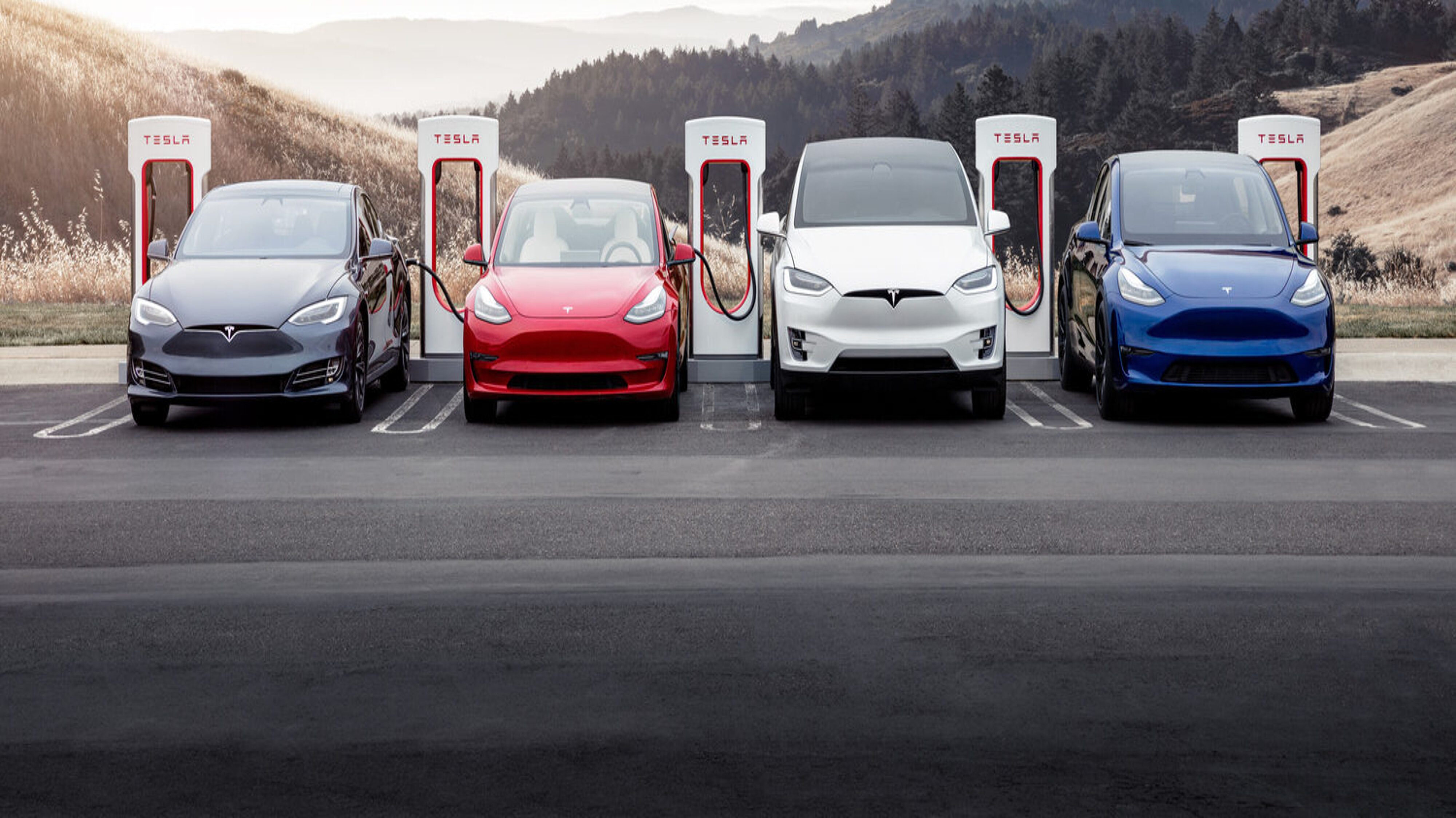 Vier Tesla an Superchargern