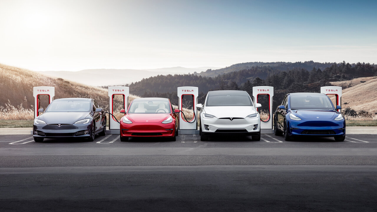 Vier Tesla an Superchargern