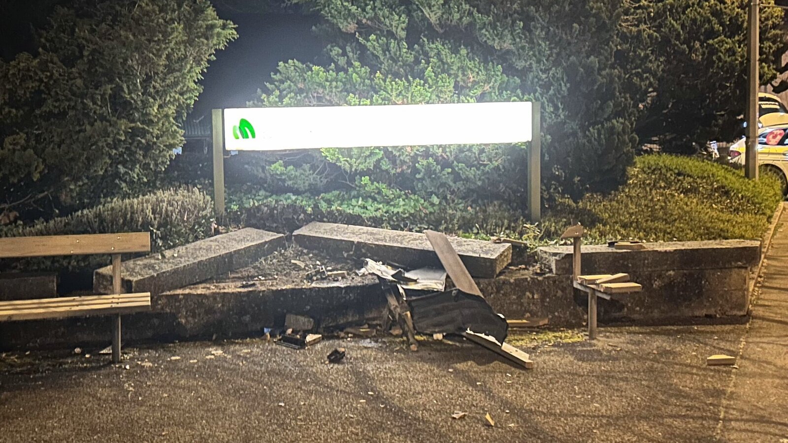 Bei Unfall beschädigte Mauer in Buchs AG
