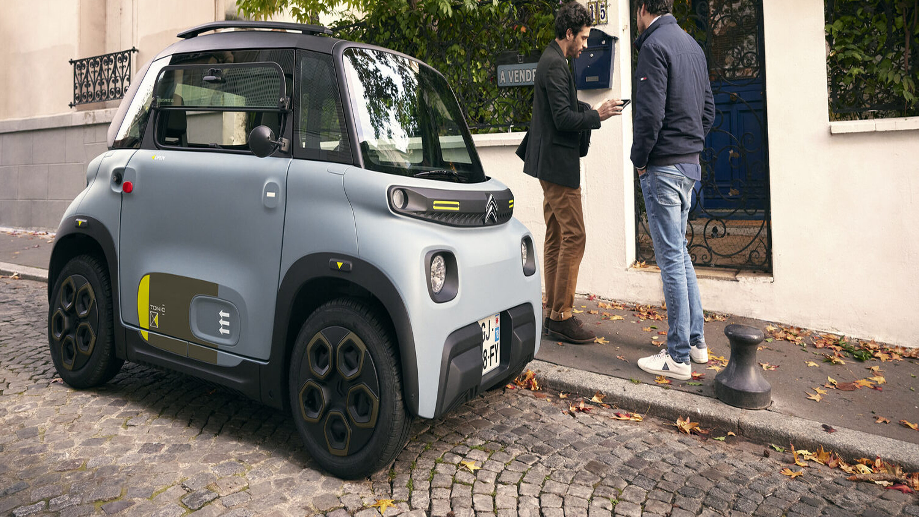 Der Citroën Ami steht am Strassenrand