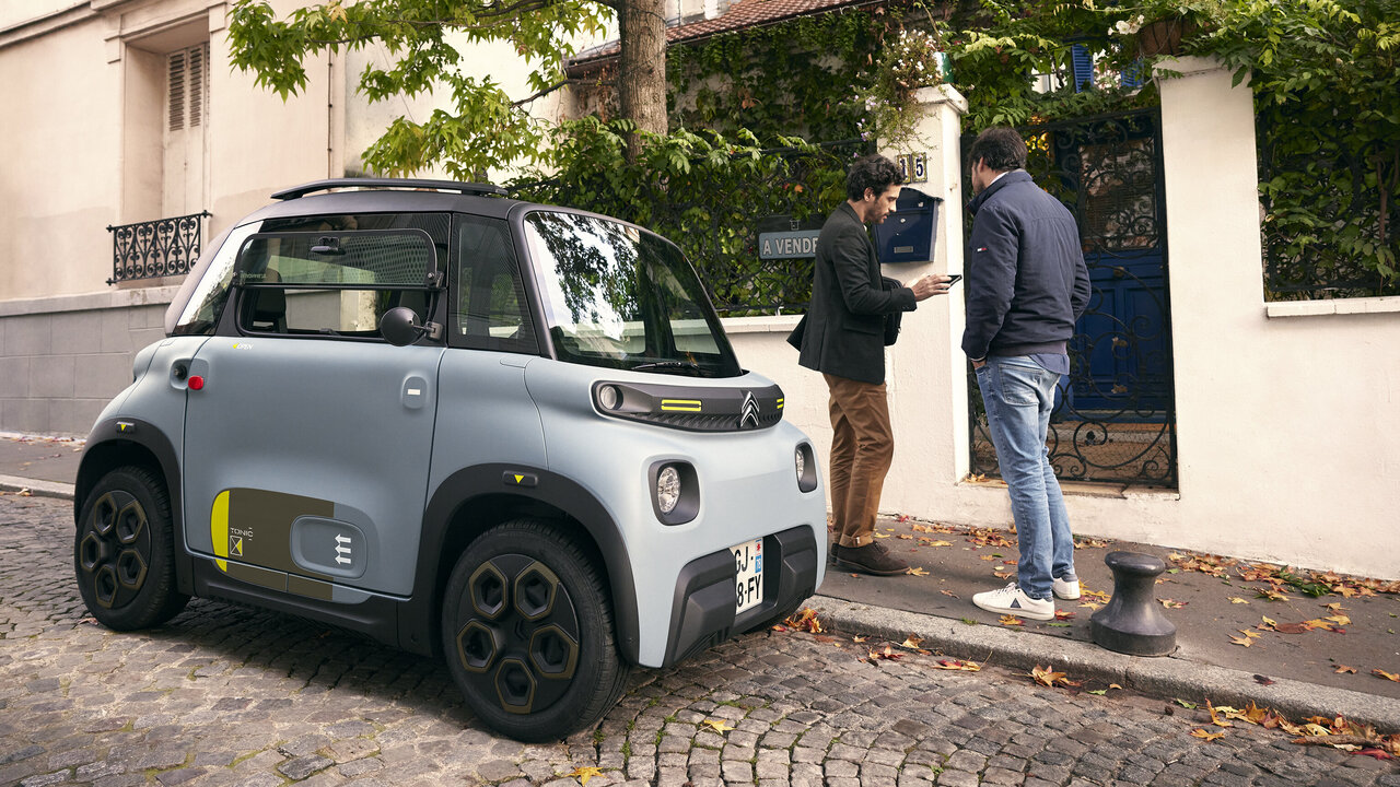 Der Citroën Ami steht am Strassenrand