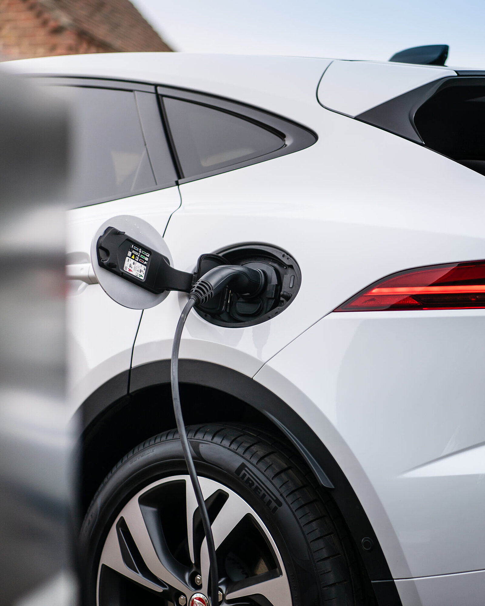 Jaguar E-Pace PHEV Ladestecker eingesteckt