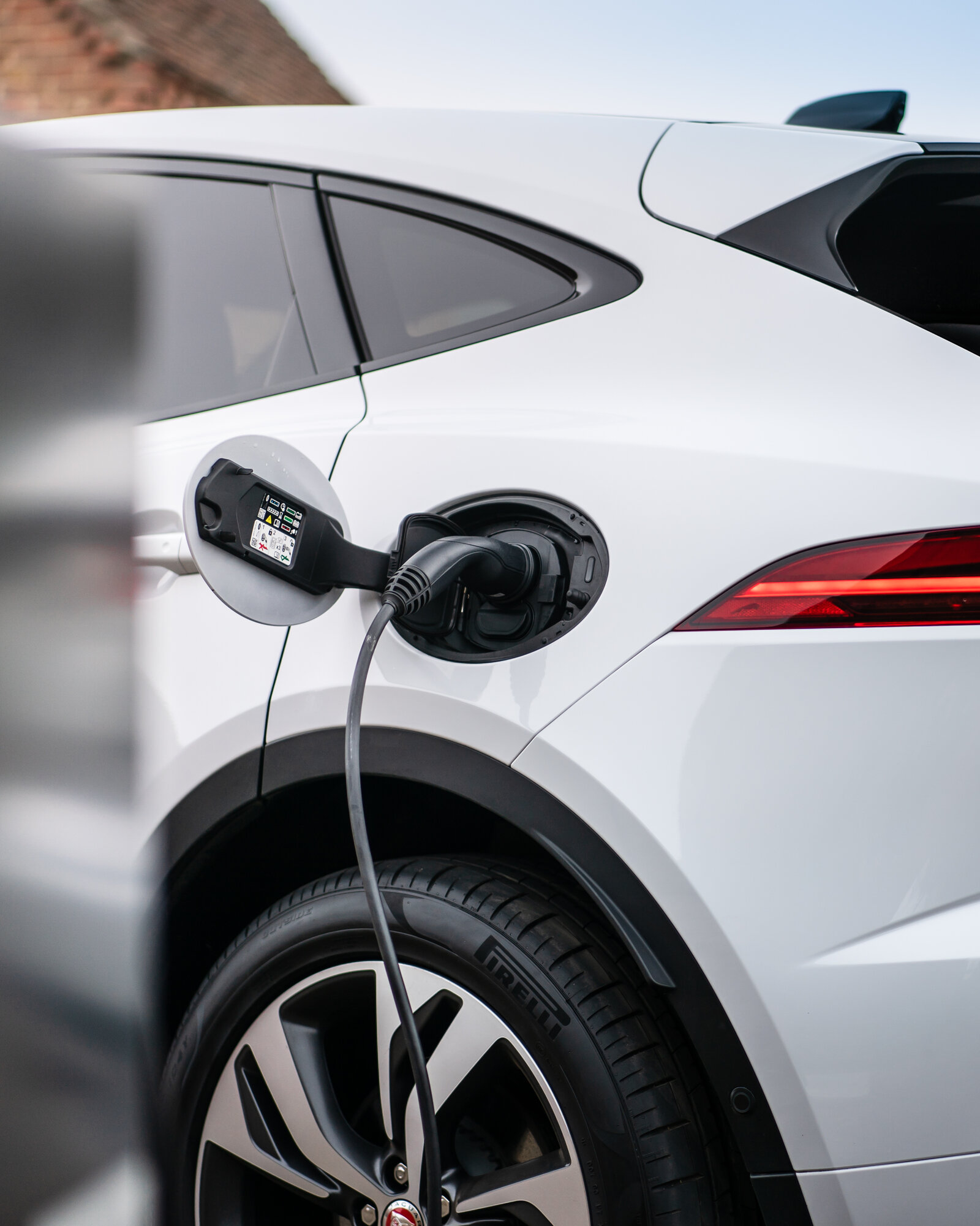 Jaguar E-Pace PHEV Ladestecker eingesteckt