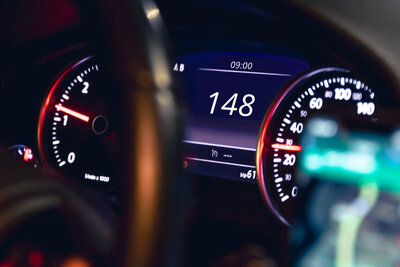 Der Geschäftsmann war auf einer Überlandstrasse mit 148 statt 80 km/h unterwegs. Bild: pvproductions, freepik