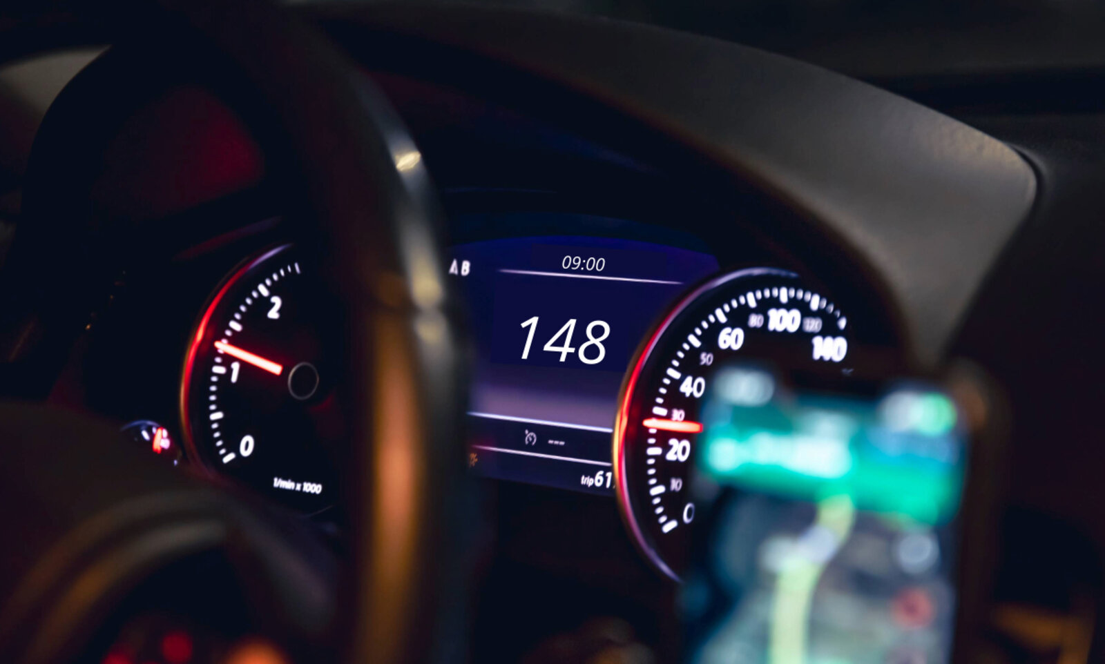 Der Geschäftsmann war auf einer Überlandstrasse mit 148 statt 80 km/h unterwegs. Bild: pvproductions, freepik