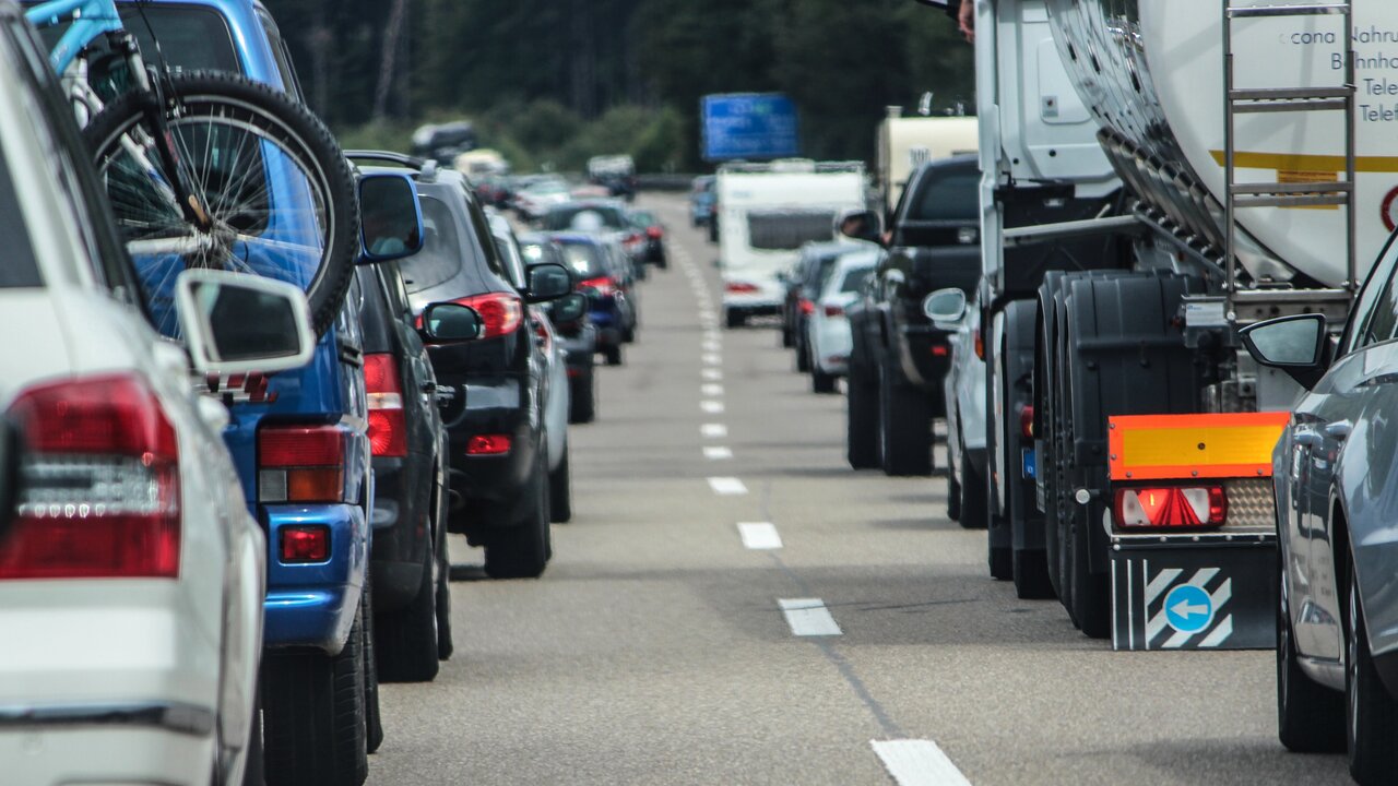 Autofahrende haben auf der Autobahn eine Rettungsgasse gebildet.