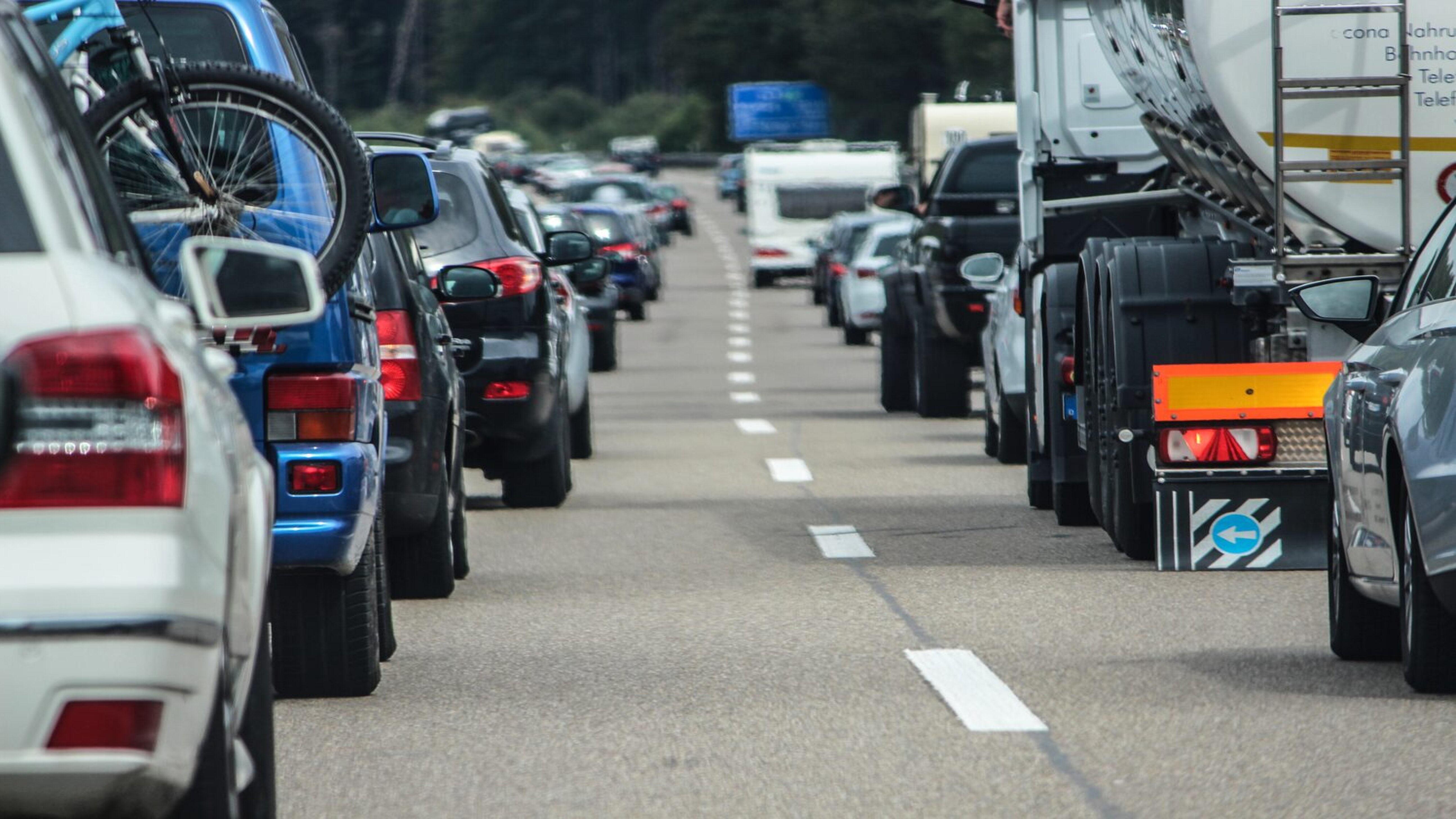 Autofahrende haben auf der Autobahn eine Rettungsgasse gebildet.