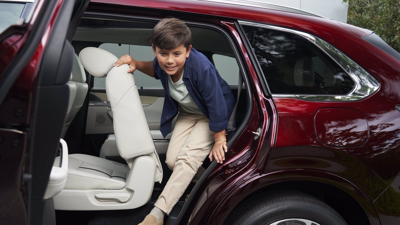 Ein Kind steigt aus dem Mazda CX-80