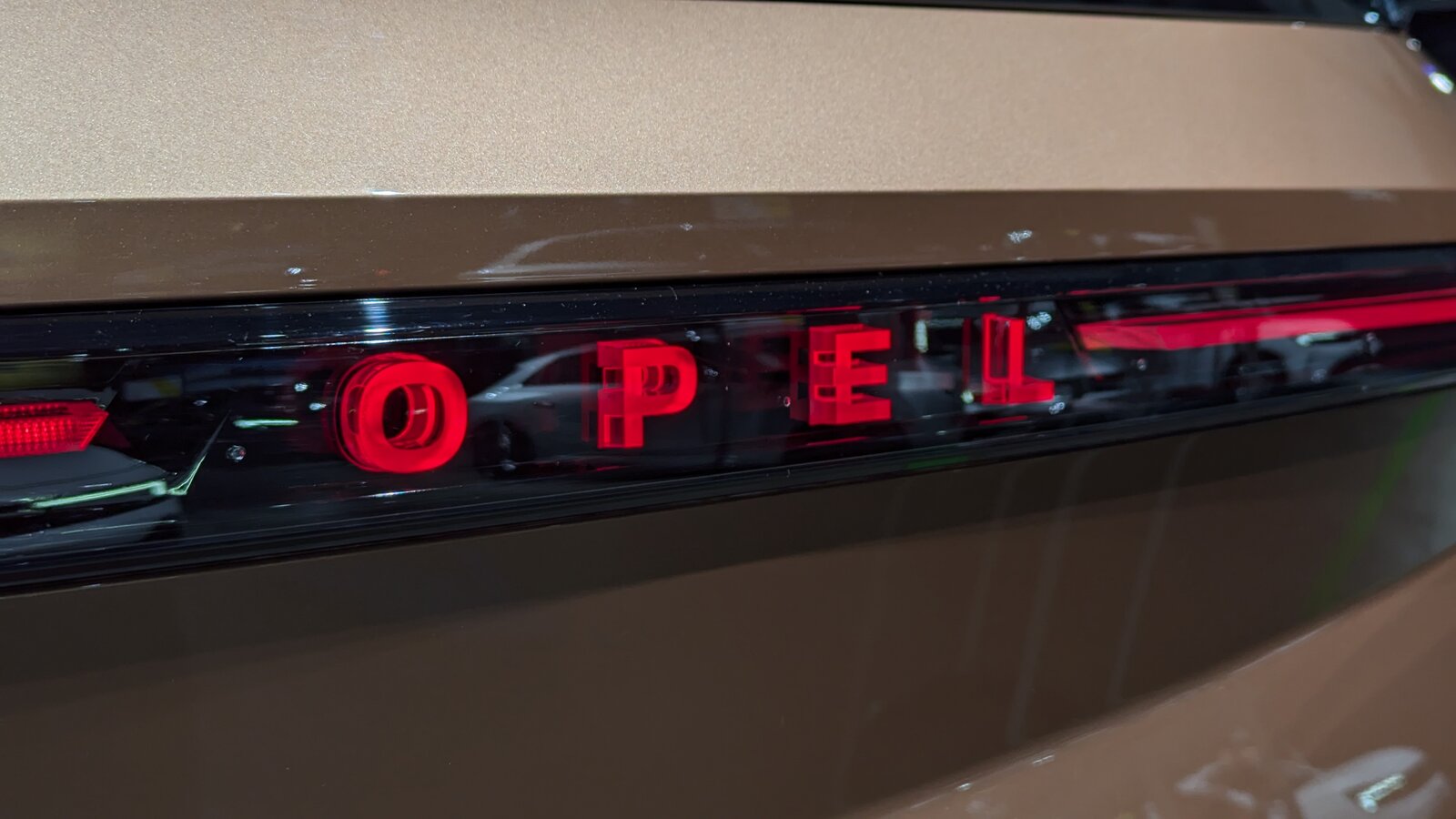 Beleuchteter Opel-Schriftzug