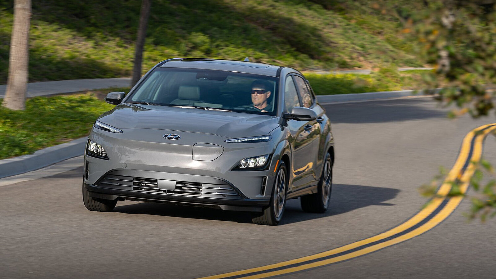 Der Hyundai Kona Elctric fahrend von vorne.
