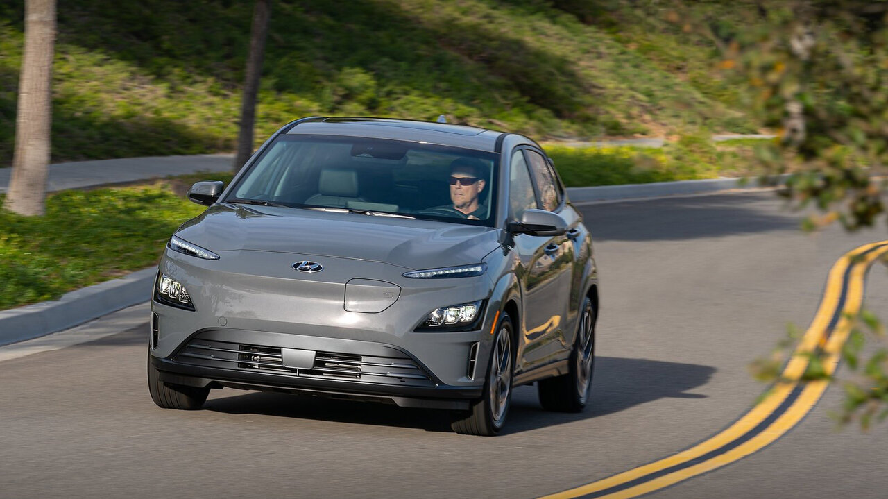 Der Hyundai Kona Elctric fahrend von vorne.
