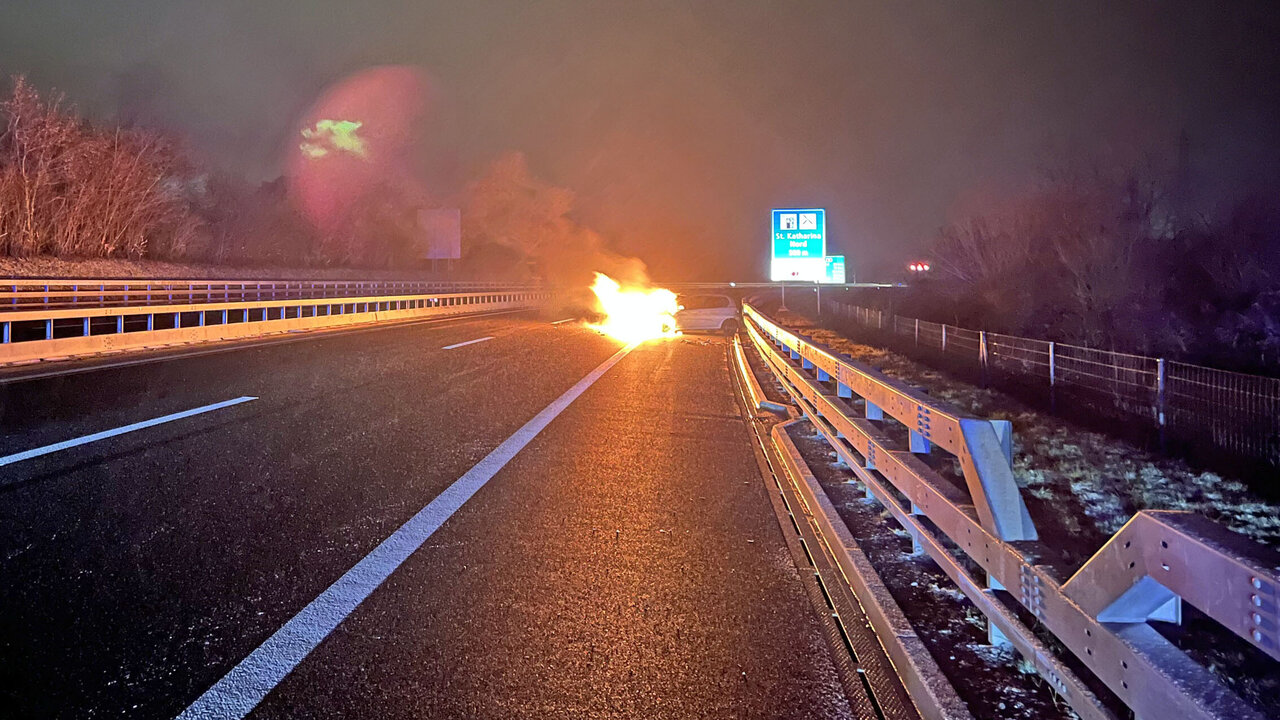 Brennendes Auto auf der Autobahn