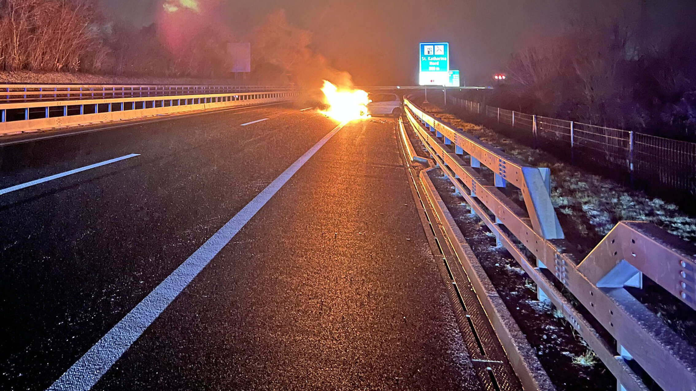 Brennendes Auto auf der Autobahn