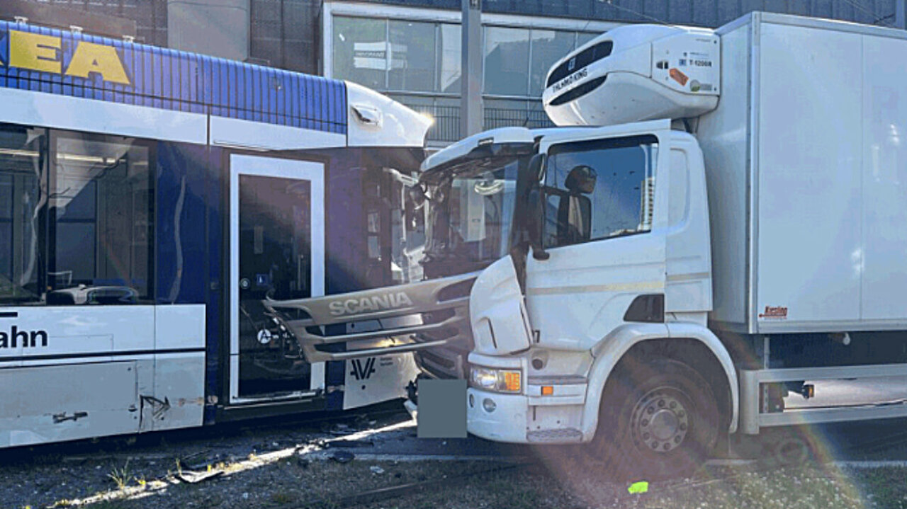 14. Mai 2024, Spreitenbach AG: Eine Komposition der Limmattalbahn kollidiert mit einem LKW. Fünf Personen werden leicht verletzt. Es entsteht hoher Sachschaden. Die Polizei sucht Zeugen. Bild: Kantonspolizei Aargau