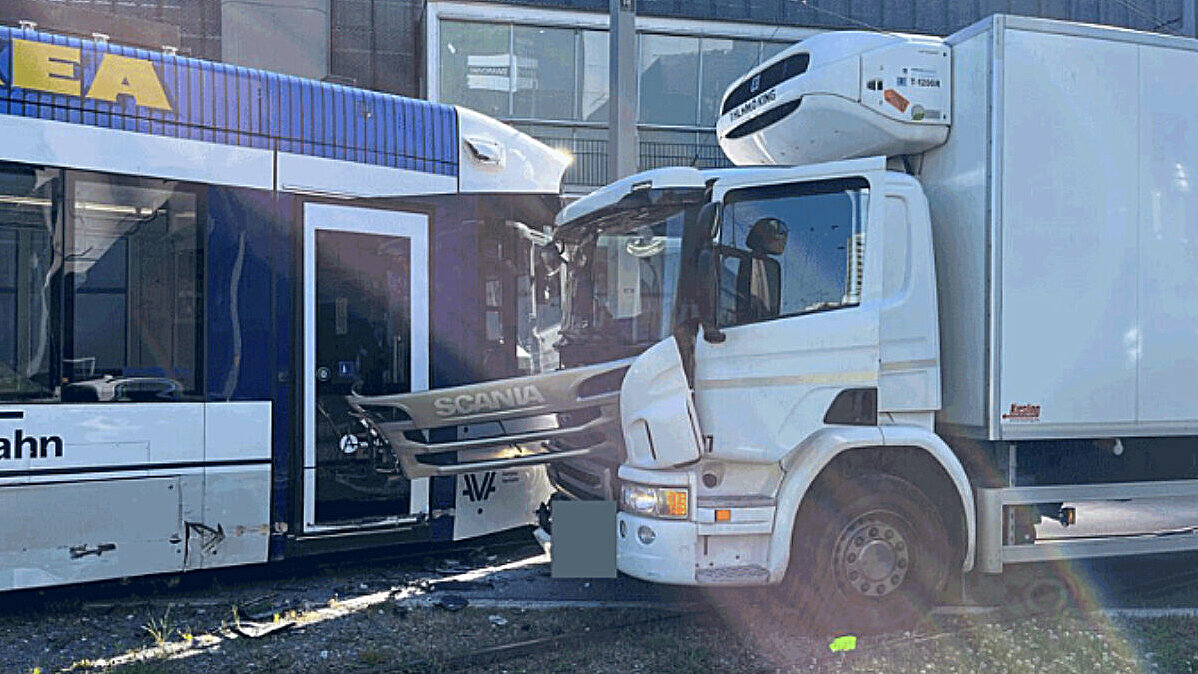 14. Mai 2024, Spreitenbach AG: Eine Komposition der Limmattalbahn kollidiert mit einem LKW. Fünf Personen werden leicht verletzt. Es entsteht hoher Sachschaden. Die Polizei sucht Zeugen. Bild: Kantonspolizei Aargau