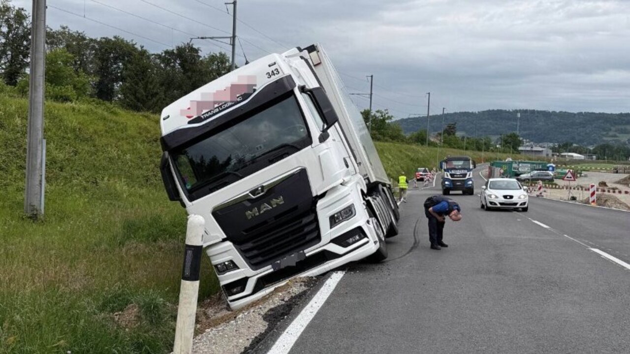 Am Montag (18. Mai) kam ein polnischer Sattelzug in Döttingen AG aus unbekannten Gründen von der Strasse ab und blieb im Strassengraben stecken. Bild: Kapo AG