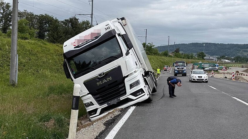Am Montag (18. Mai) kam ein polnischer Sattelzug in Döttingen AG aus unbekannten Gründen von der Strasse ab und blieb im Strassengraben stecken. Bild: Kapo AG
