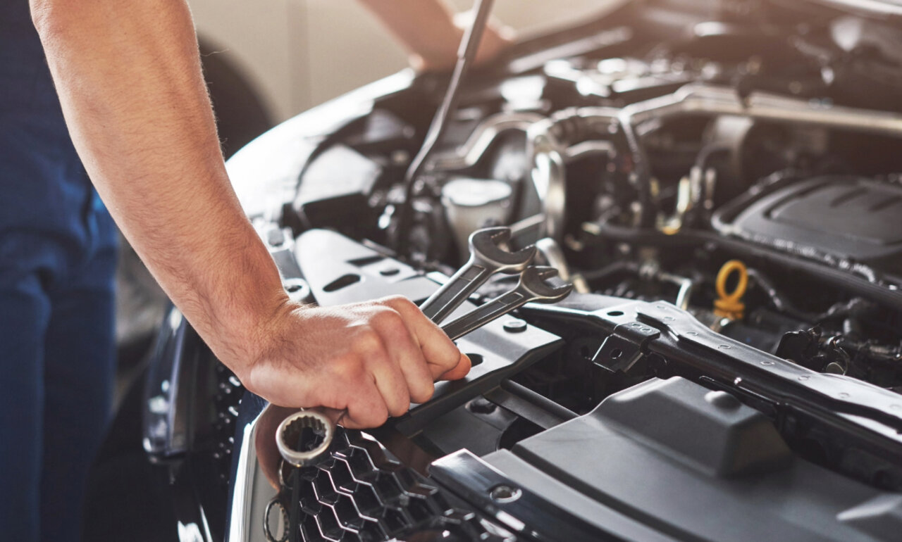 Benzin wirkt reinigend und wäscht in einem Dieselmotor den nötigen Schmierfilm ab. Bild: Freepik