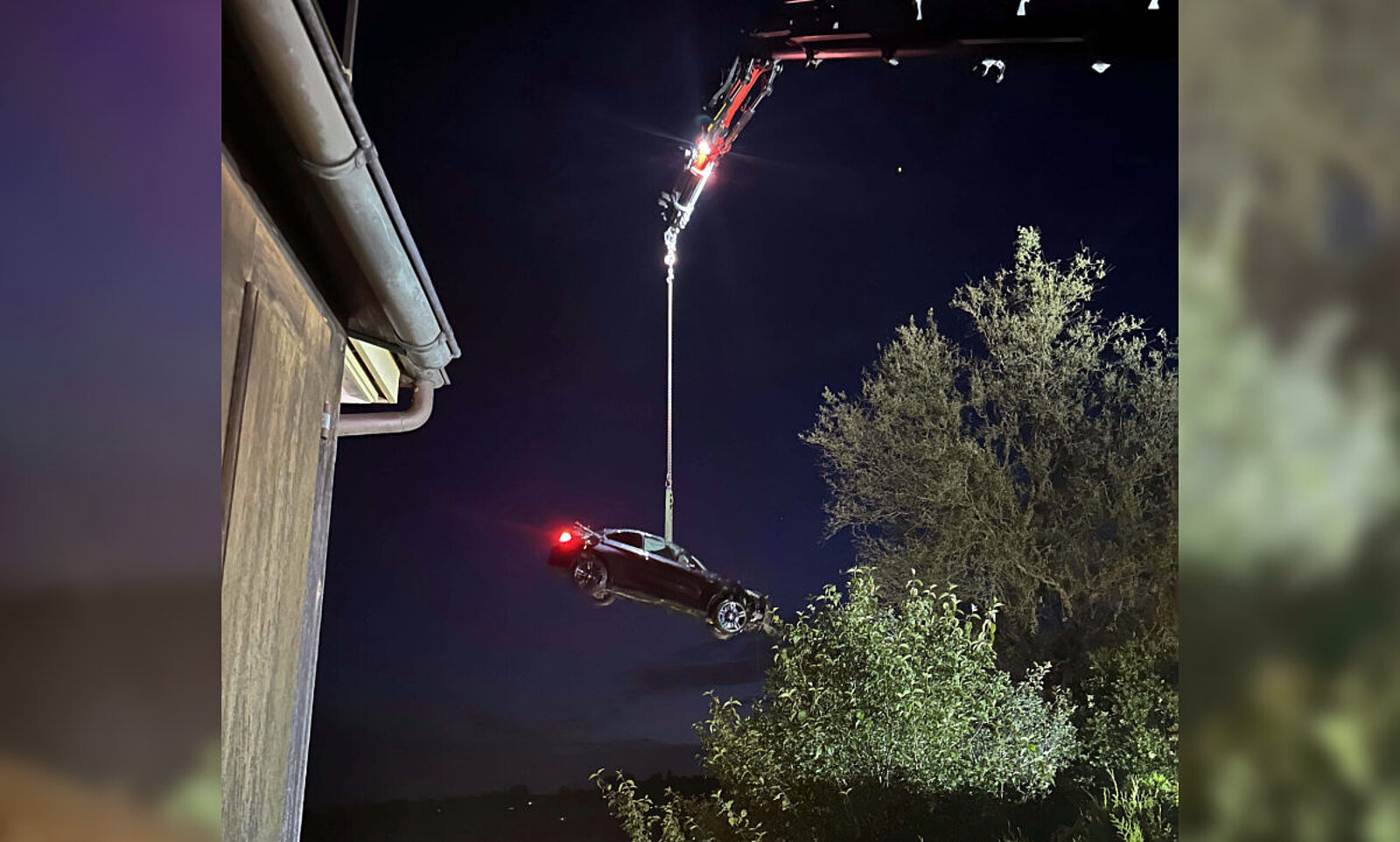 Das Auto musste mit einem Kranen geborgen werden. Bild: Kantonspolizei AR