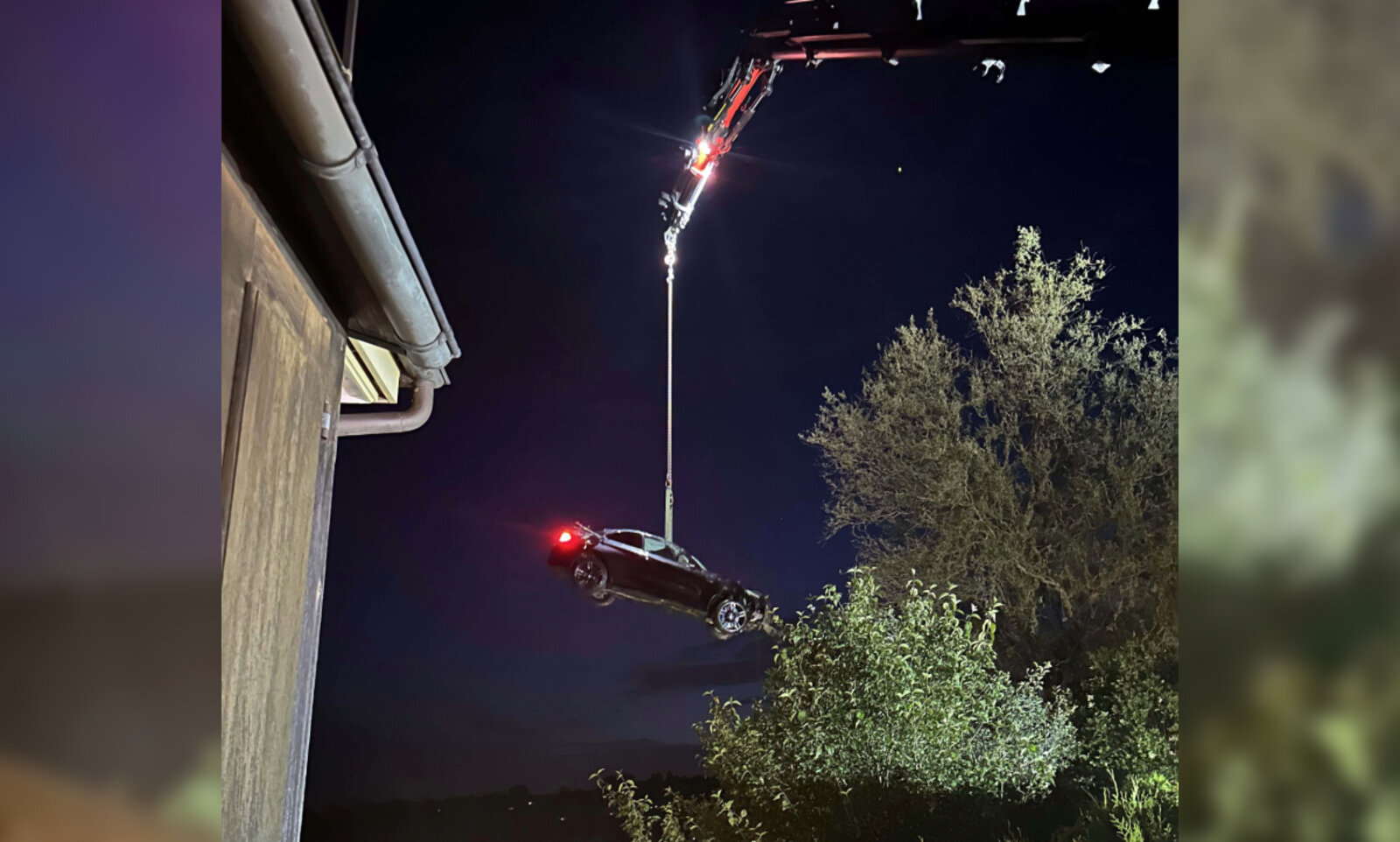 Das Auto musste mit einem Kranen geborgen werden. Bild: Kantonspolizei AR