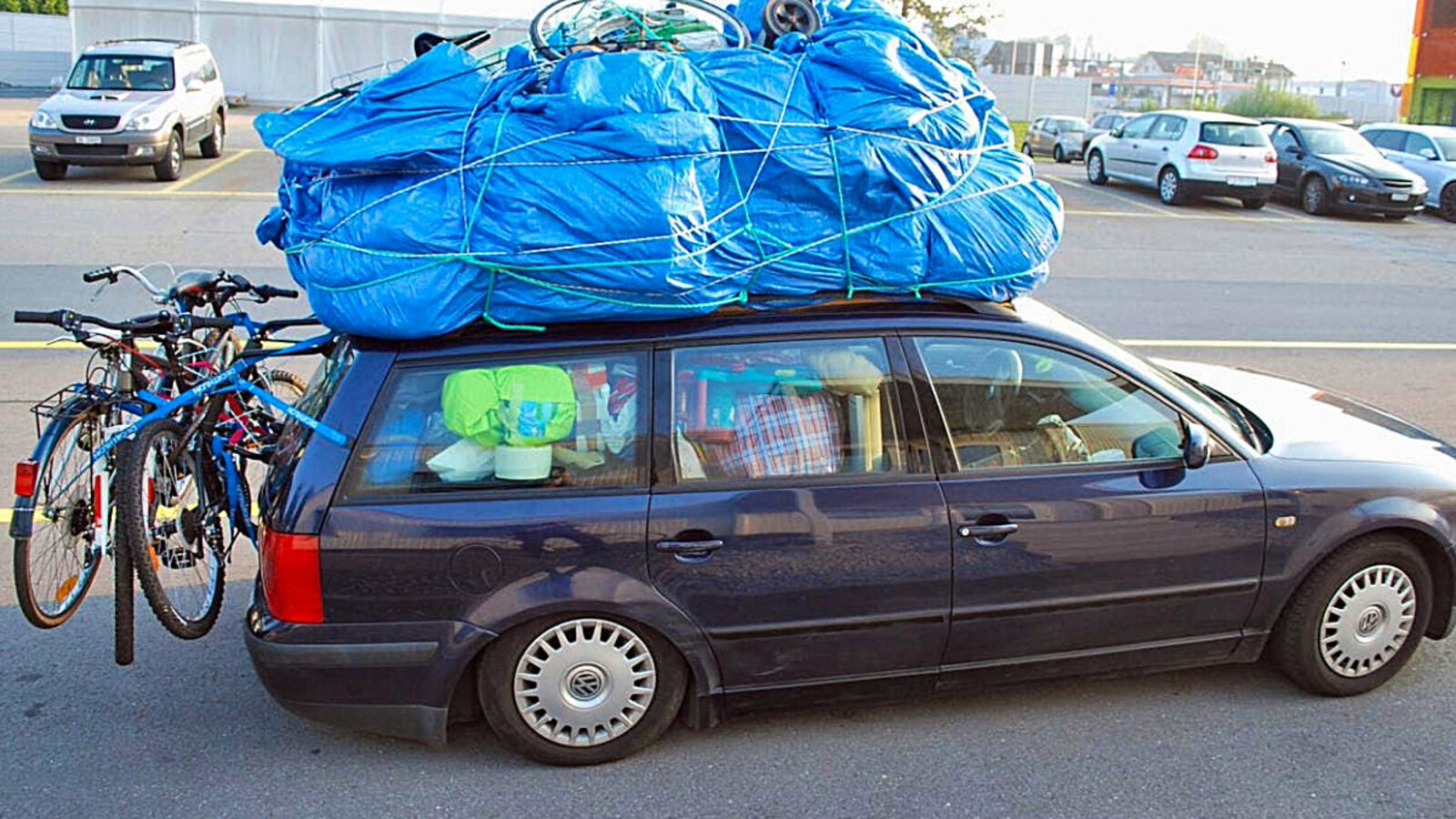 Dieses Fahrzeug wurde auf der A2 bei Luzern durch die Polizei gestoppt. Der Wagen war völlig überladen. Der Fahrer war von Deutschland her kommend unterwegs nach Tunesien. Bild: Luzerner Polizei