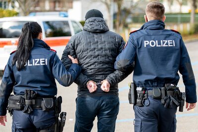 Polizei führt Raser in Handschellen ab