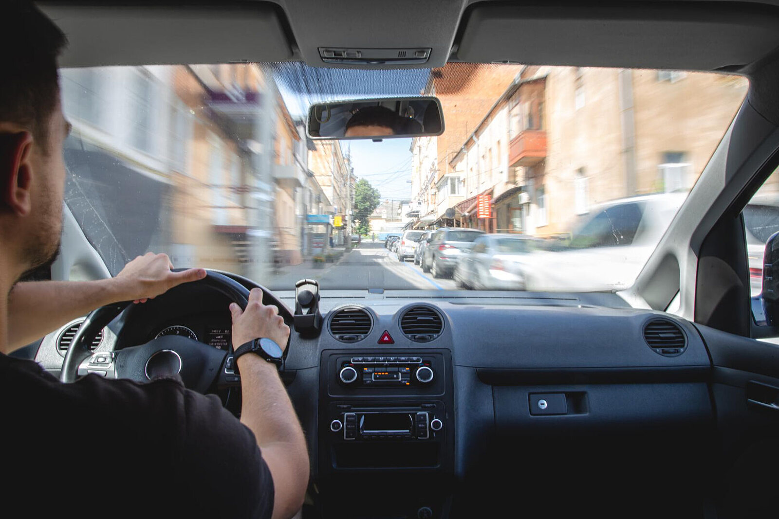 Eine Person beim Autofahren