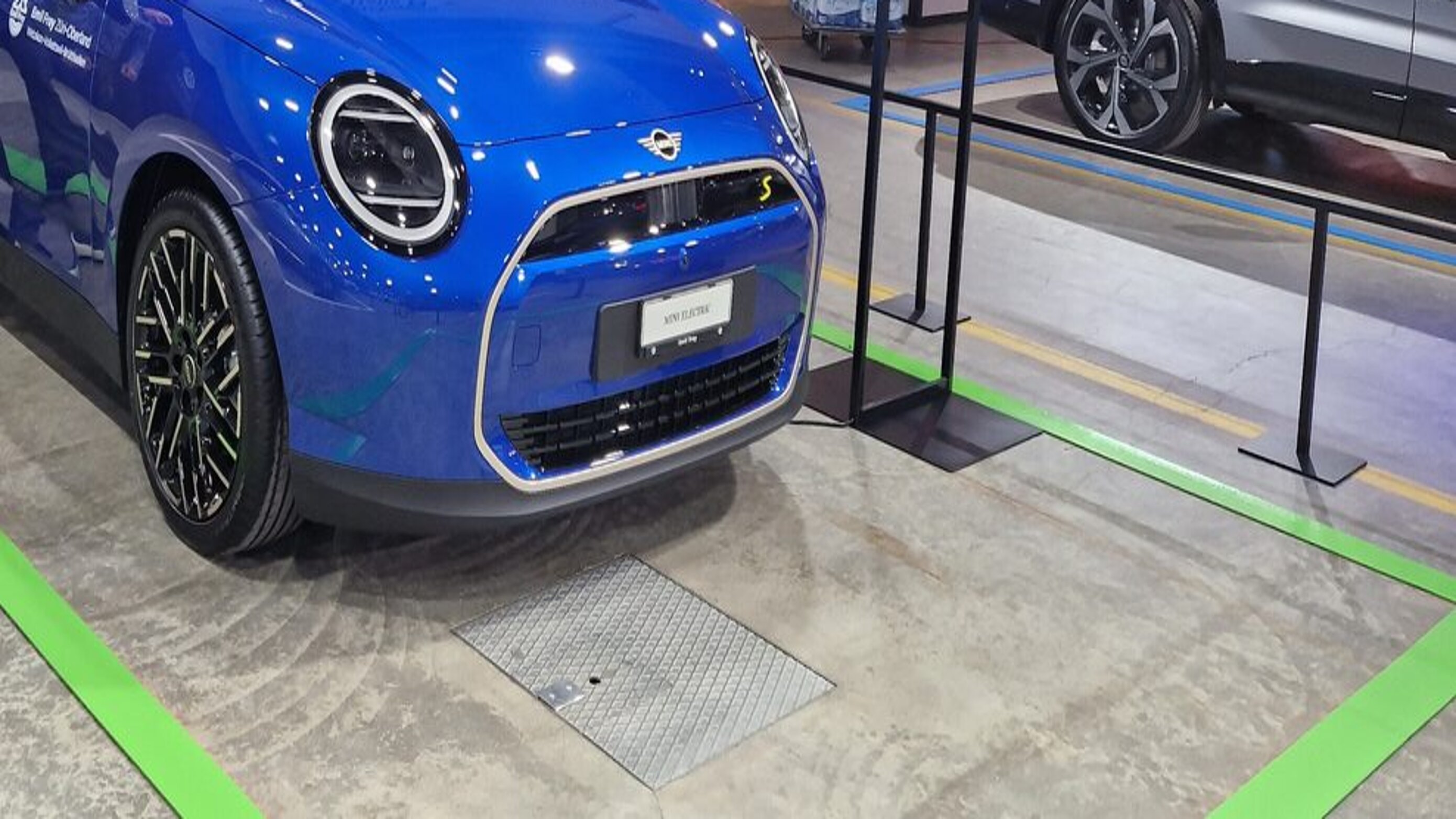 Pentti Aellig am Mini Cooper an der Auto Zürich 2023