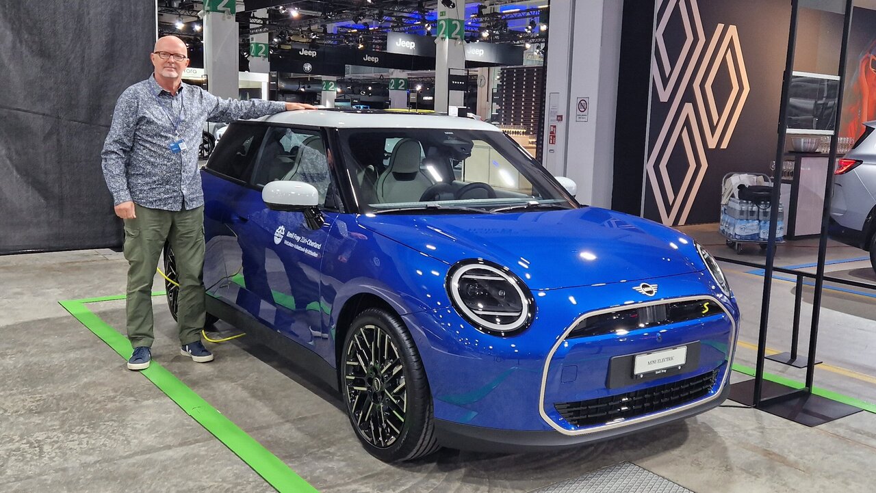 Pentti Aellig am Mini Cooper an der Auto Zürich 2023