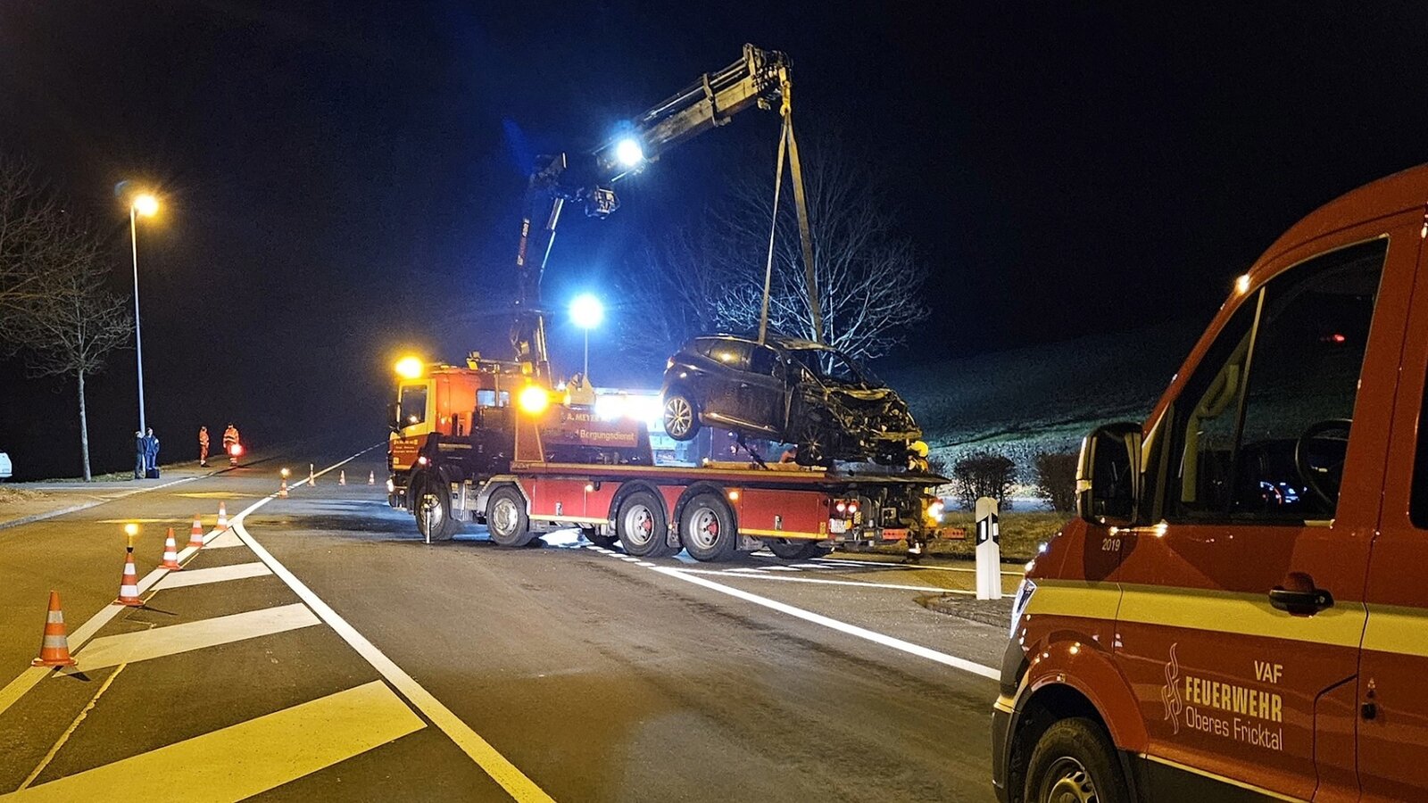 Ausgebranntes Fahrzheug wird abtransportiert