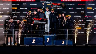Der Schweizer Rennfahrer Ricardo Feller feiert den Sieg der Sprint-Meisterschaft in der GT World Challenge Europe