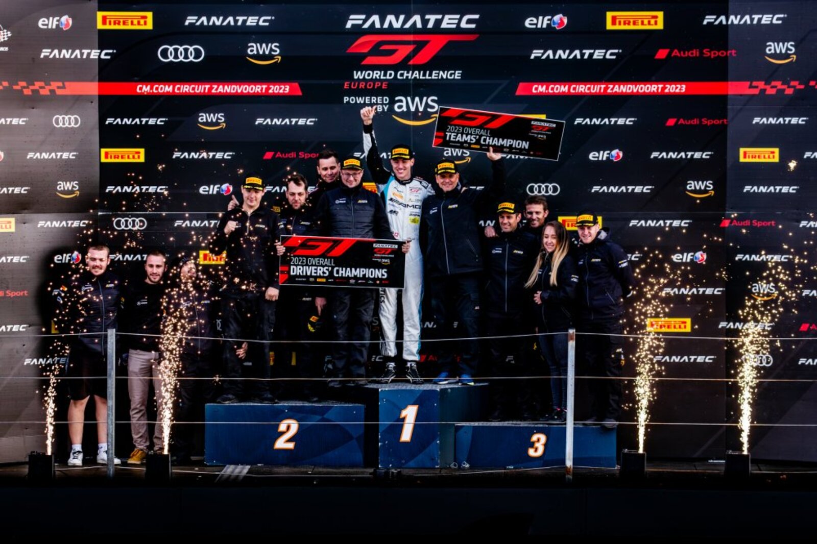 Der Schweizer Rennfahrer Ricardo Feller feiert den Sieg der Sprint-Meisterschaft in der GT World Challenge Europe