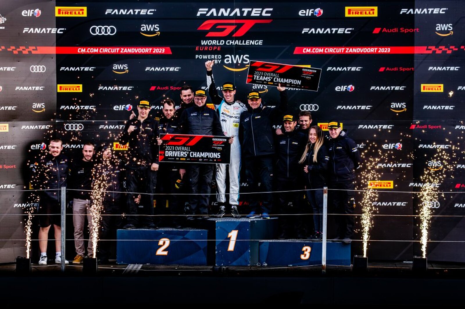 Der Schweizer Rennfahrer Ricardo Feller feiert den Sieg der Sprint-Meisterschaft in der GT World Challenge Europe