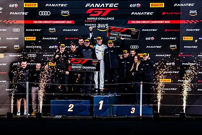 Der Schweizer Rennfahrer Ricardo Feller feiert den Sieg der Sprint-Meisterschaft in der GT World Challenge Europe