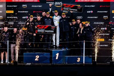 Der Schweizer Rennfahrer Ricardo Feller feiert den Sieg der Sprint-Meisterschaft in der GT World Challenge Europe