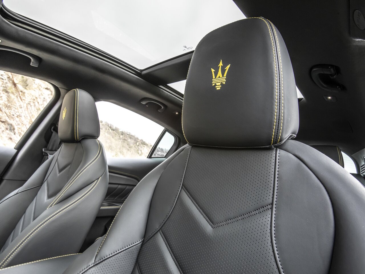 Die Ledersitze mit Ziernaht und dem Dreizack-Emblem strahlen Hochwertigkeit aus. Bild: Maserati