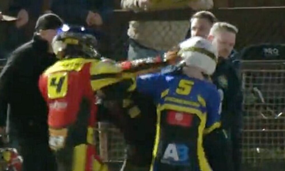 Hier holt Kyle Howart zum Schlag aus. Bild: Twitter, Official British Speedway