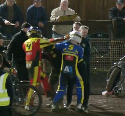 Hier holt Kyle Howart zum Schlag aus. Bild: Twitter, Official British Speedway