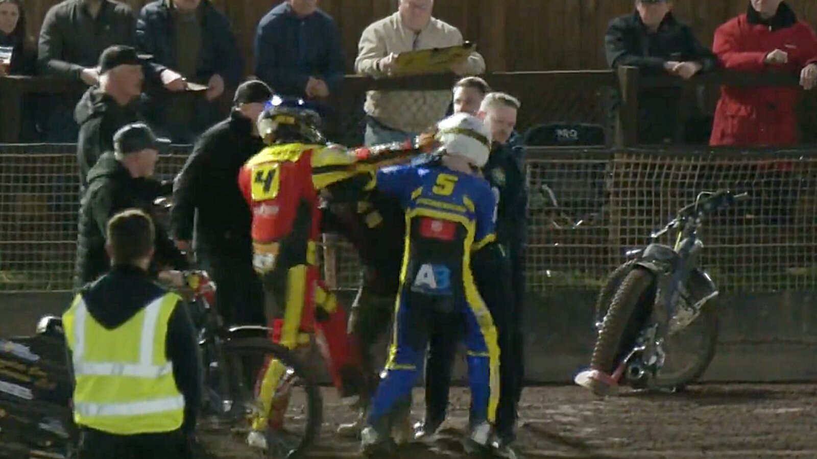 Hier holt Kyle Howart zum Schlag aus. Bild: Twitter, Official British Speedway