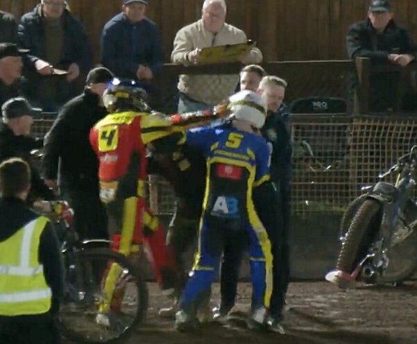 Hier holt Kyle Howart zum Schlag aus. Bild: Twitter, Official British Speedway